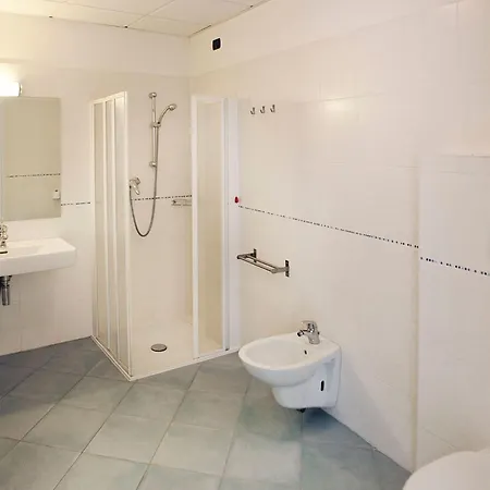 Zwei-zimmer-wohnung Mit Teilweisem Seeblick By Interhome شقة *
