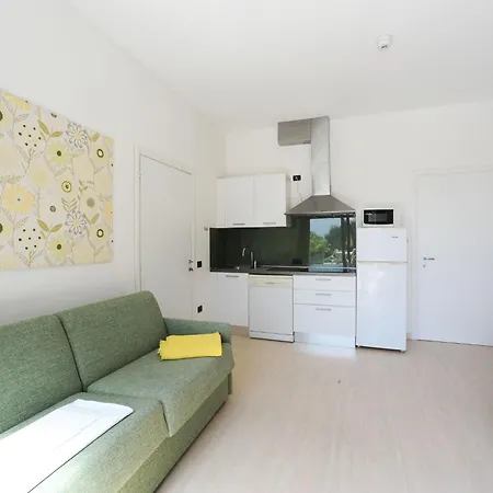 Zwei-zimmer-wohnung Mit Teilweisem Seeblick By Interhome Apartamento Malcesine